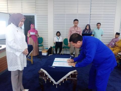 Penanda Tanganan Pakta Itegritas Kadisporapar Bpk. Atan, SP disaksikan Bupati Indragiri Hulu, Ibu. Rezita Meylani Yopi SE.