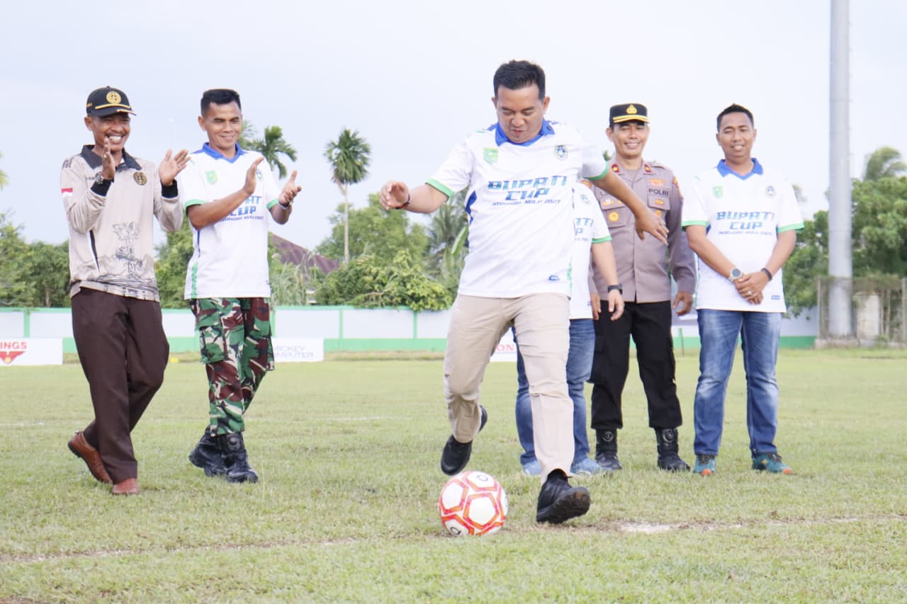 Sekda Inhu Buka Turnamen Sepak Bola Bupati Cup Antar Kecamatan 2025